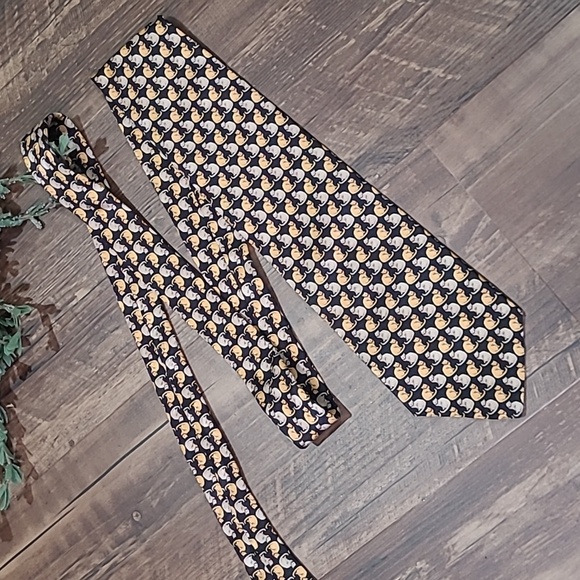 Men's Black Silk Tie with Yellow & Cream Cat Pattern - Picture 2 of 4
